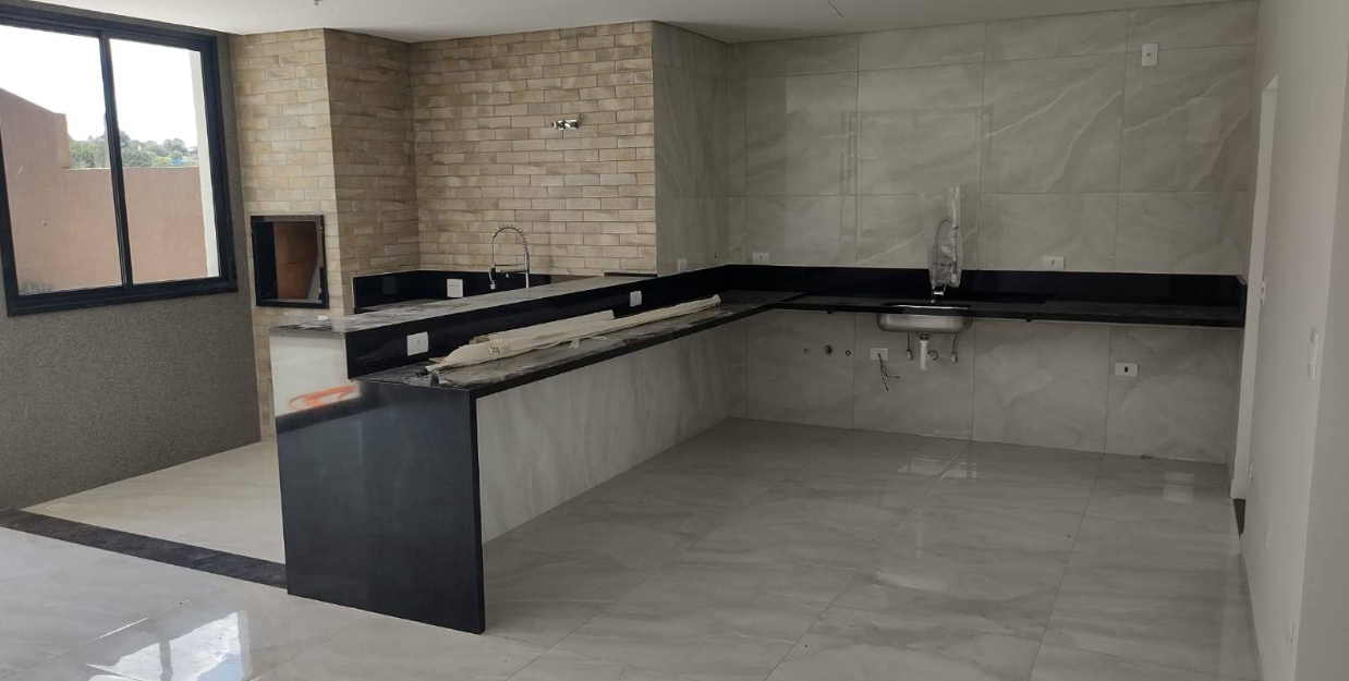 Cozinha em fase de acabamento com revestimentos e granito